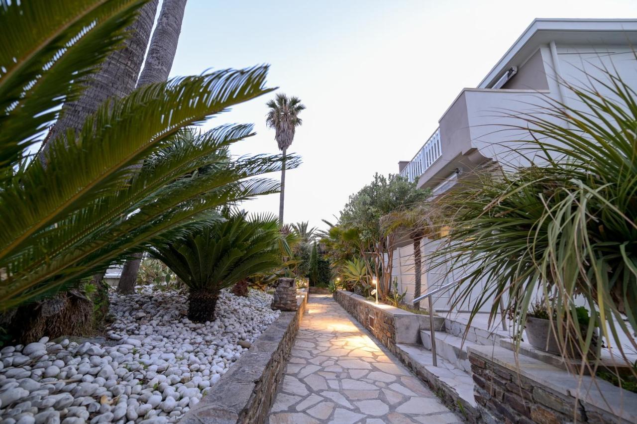 Residence La Menado 滨海卡瓦莱尔 外观 照片